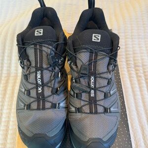 LIKE NEW Salomon- Ultra 3 GTX hiking shoes. Mens, Size 8.
